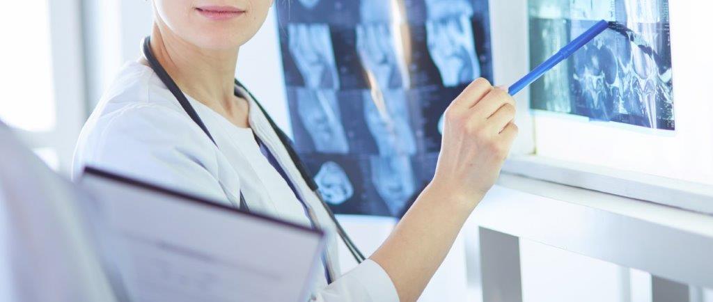 medica mostrando as inovações na radiologia